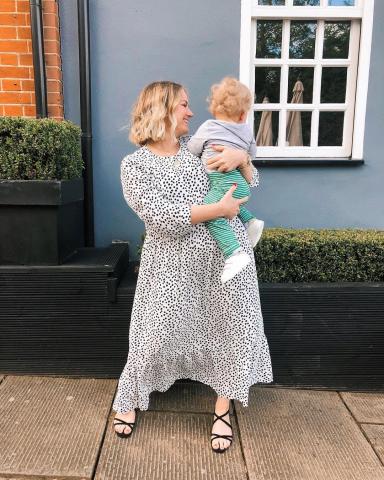 To φόρεμα των Zara που κοστίζει μόνο 40 ευρώ και έχει κατακλύσει το ίντερνετ