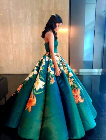 Η 17χρονη που έφτιαξε μόνη της το φόρεμα της αποφοίτησής της παραδίδει μαθήματα στυλ Η 17χρονη που έφτιαξε μόνη της το φόρεμα της αποφοίτησής της παραδίδει μαθήματα στυλ