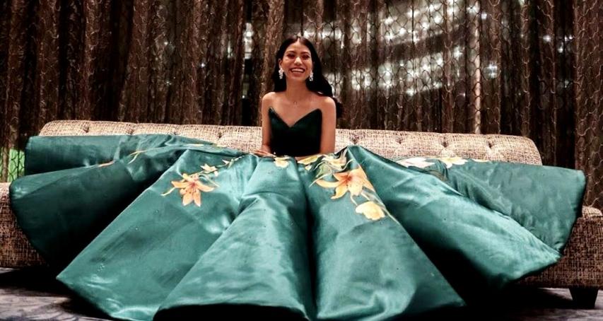 Η 17χρονη που έφτιαξε μόνη της το φόρεμα της αποφοίτησής της παραδίδει μαθήματα στυλ Η 17χρονη που έφτιαξε μόνη της το φόρεμα της αποφοίτησής της παραδίδει μαθήματα στυλ