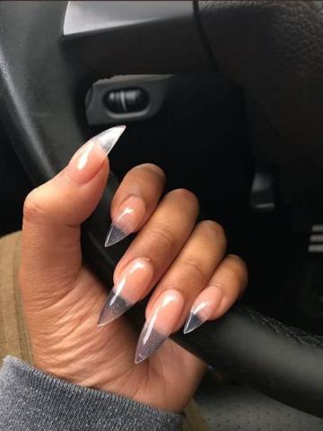 Clear nails: Η μόδα που θα σε πείσει πως οι διαφάνειες είναι πλέον τάση σε παπούτσια, ρούχα αλλά και νύχια!