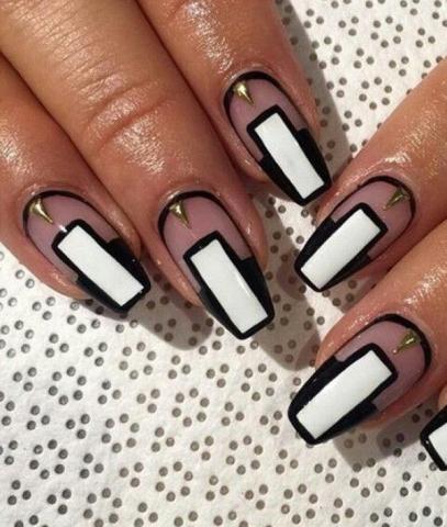 Clear nails: Η μόδα που θα σε πείσει πως οι διαφάνειες είναι πλέον τάση σε παπούτσια, ρούχα αλλά και νύχια!