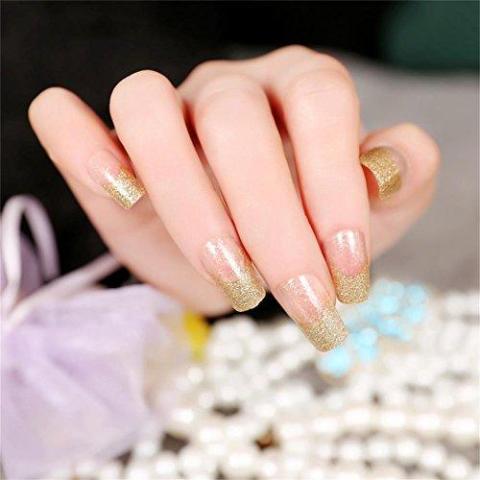 Clear nails: Η μόδα που θα σε πείσει πως οι διαφάνειες είναι πλέον τάση σε παπούτσια, ρούχα αλλά και νύχια!