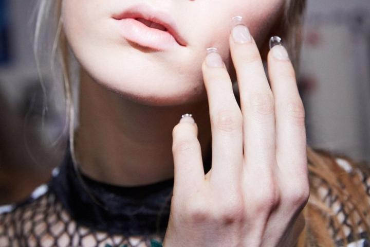Clear nails: Η μόδα που θα σε πείσει πως οι διαφάνειες είναι πλέον τάση σε παπούτσια, ρούχα αλλά και νύχια!