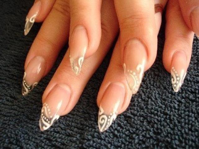 Clear nails: Η μόδα που θα σε πείσει πως οι διαφάνειες είναι πλέον τάση σε παπούτσια, ρούχα αλλά και νύχια!