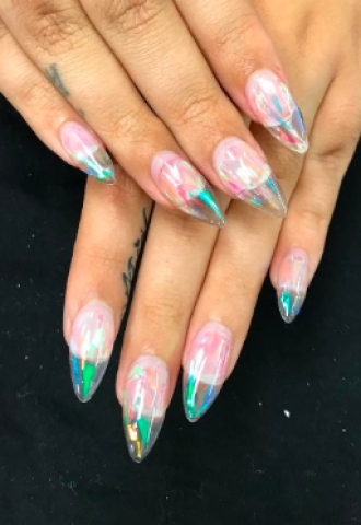 Clear nails: Η μόδα που θα σε πείσει πως οι διαφάνειες είναι πλέον τάση σε παπούτσια, ρούχα αλλά και νύχια!