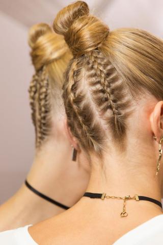  Braid mania: Οι τάσεις στις κοτσίδες κατ’ ευθείαν από τα catwalks
