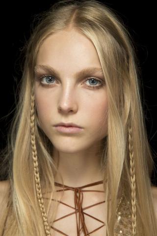  Braid mania: Οι τάσεις στις κοτσίδες κατ’ ευθείαν από τα catwalks