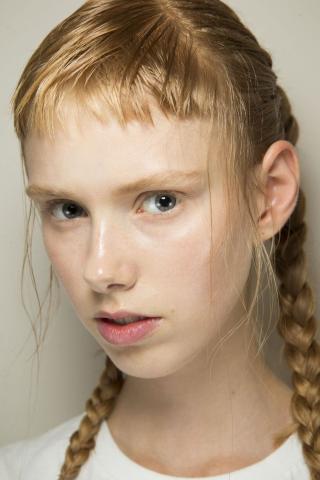  Braid mania: Οι τάσεις στις κοτσίδες κατ’ ευθείαν από τα catwalks