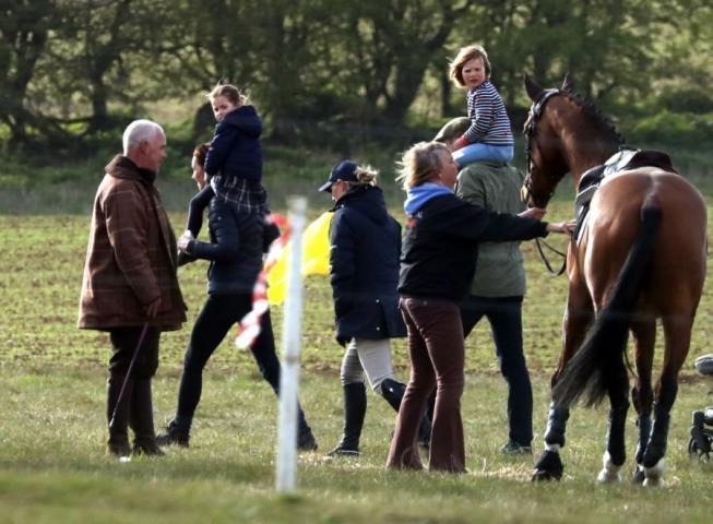 George και Charlotte: Παπαράτσι τους τράβηξαν μερικές φωτογραφίες – Μεγάλωσαν πολύ! 