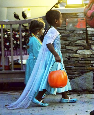 Η Charlize Theron εξηγεί για τον γιο της: «Κι εγώ νόμιζα πως είχα αγόρι, μα τελικά είναι κορίτσι»