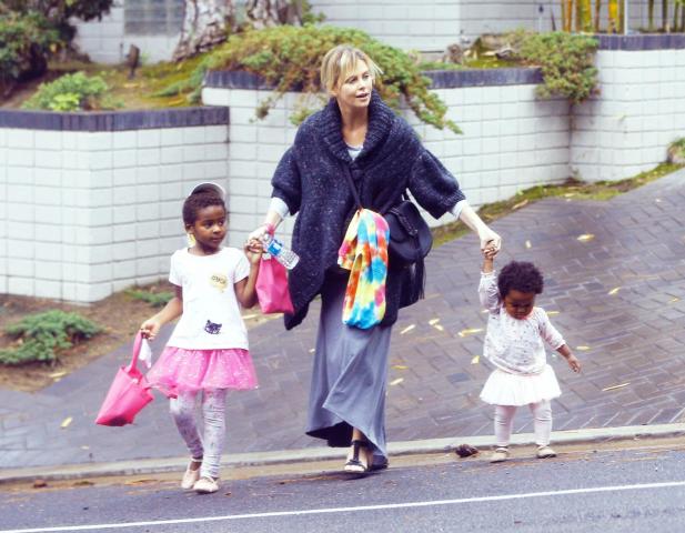 Η Charlize Theron εξηγεί για τον γιο της: «Κι εγώ νόμιζα πως είχα αγόρι, μα τελικά είναι κορίτσι»