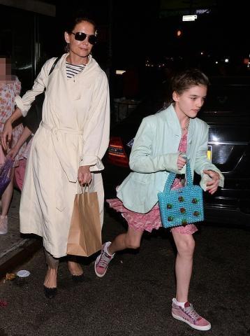 Η Suri Cruise είχε γενέθλια και βγήκε με τις φίλες της για φαγητό