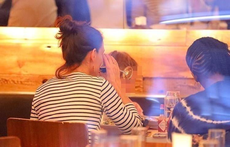 Η Suri Cruise είχε γενέθλια και βγήκε με τις φίλες της για φαγητό