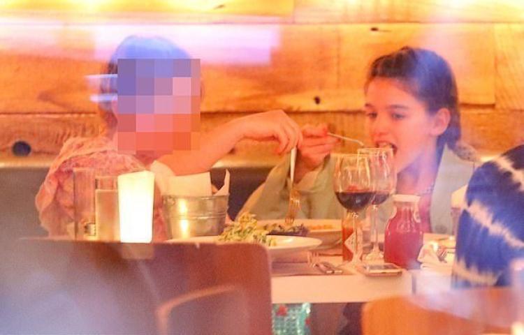 Η Suri Cruise είχε γενέθλια και βγήκε με τις φίλες της για φαγητό