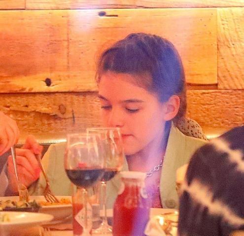 Η Suri Cruise είχε γενέθλια και βγήκε με τις φίλες της για φαγητό