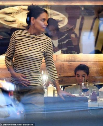 Η Suri Cruise είχε γενέθλια και βγήκε με τις φίλες της για φαγητό