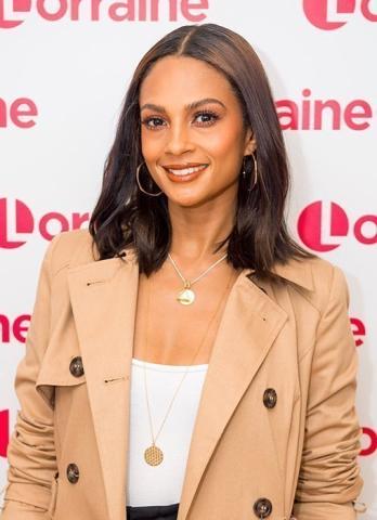 Θέλεις να κόψεις τα μαλλιά σου καρέ αλλά δεν θες να το παρακάνεις; Δες τι τολμούν και κάνουν οι stars!