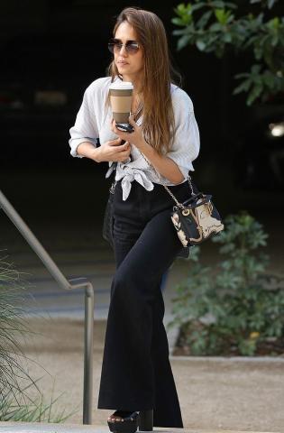 Η Jessica Alba δείχνει το δρόμο για το τέλειο casual, ανοιξιάτικο σύνολο Η Jessica Alba δείχνει το δρόμο για το τέλειο casual, ανοιξιάτικο σύνολο