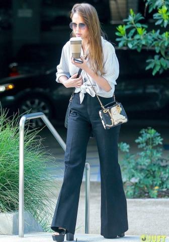 Η Jessica Alba δείχνει το δρόμο για το τέλειο casual, ανοιξιάτικο σύνολο Η Jessica Alba δείχνει το δρόμο για το τέλειο casual, ανοιξιάτικο σύνολο