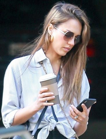 Η Jessica Alba δείχνει το δρόμο για το τέλειο casual, ανοιξιάτικο σύνολο Η Jessica Alba δείχνει το δρόμο για το τέλειο casual, ανοιξιάτικο σύνολο