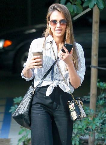 Η Jessica Alba δείχνει το δρόμο για το τέλειο casual, ανοιξιάτικο σύνολο Η Jessica Alba δείχνει το δρόμο για το τέλειο casual, ανοιξιάτικο σύνολο