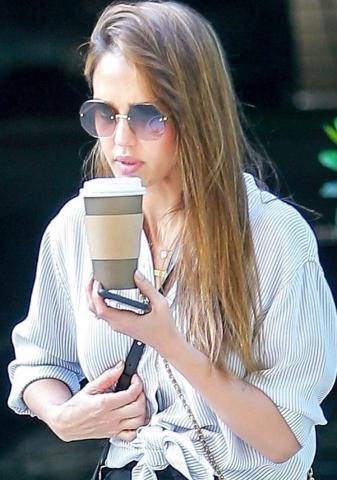 Η Jessica Alba δείχνει το δρόμο για το τέλειο casual, ανοιξιάτικο σύνολο Η Jessica Alba δείχνει το δρόμο για το τέλειο casual, ανοιξιάτικο σύνολο