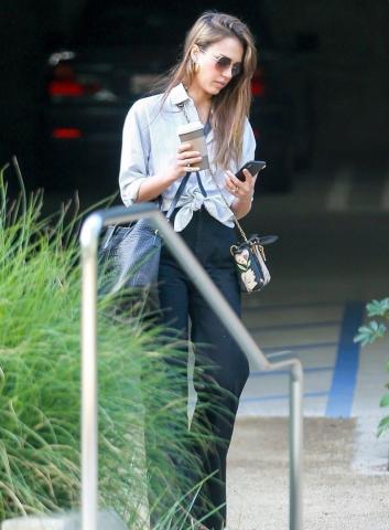 Η Jessica Alba δείχνει το δρόμο για το τέλειο casual, ανοιξιάτικο σύνολο Η Jessica Alba δείχνει το δρόμο για το τέλειο casual, ανοιξιάτικο σύνολο