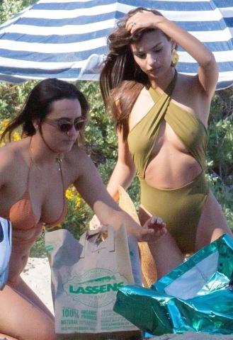 Η Emily Ratajkowski έφερε το καλοκαιράκι λίγο πιο κοντά 