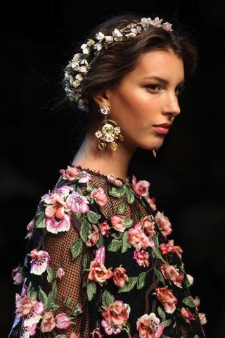 Πώς θα φορέσεις…τον Μάιο στα μαλλιά σου! Ιδέες που θα σε ξετρελάνουν Πώς θα φορέσεις…τον Μάιο στα μαλλιά σου! Ιδέες που θα σε ξετρελάνουν