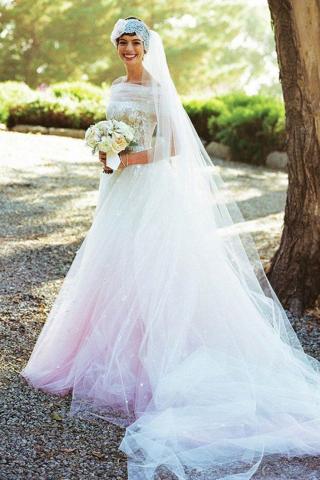 10+1 celebrity νύφες που δεν φόρεσαν λευκό νυφικό