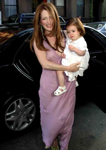 10+1 celebrity νύφες που δεν φόρεσαν λευκό νυφικό