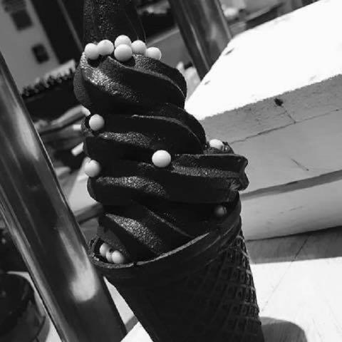 Μα συγγνώμη, όλοι τρώνε μαύρο παγωτό πλέον; Μα συγγνώμη, όλοι τρώνε μαύρο παγωτό πλέον;