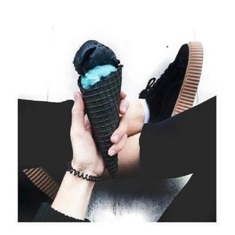 Μα συγγνώμη, όλοι τρώνε μαύρο παγωτό πλέον; Μα συγγνώμη, όλοι τρώνε μαύρο παγωτό πλέον;