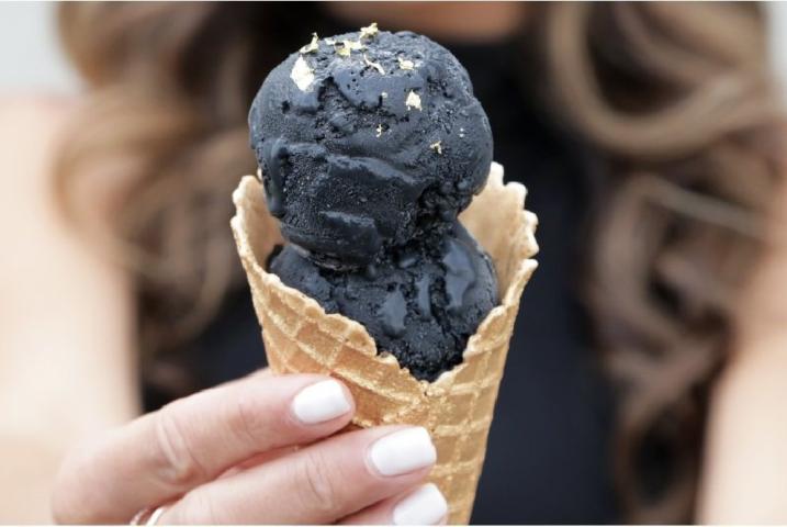 Μα συγγνώμη, όλοι τρώνε μαύρο παγωτό πλέον; Μα συγγνώμη, όλοι τρώνε μαύρο παγωτό πλέον;