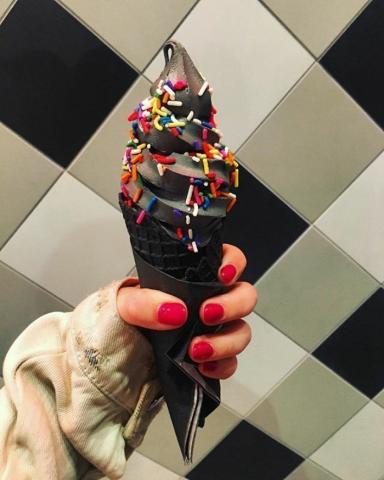 Μα συγγνώμη, όλοι τρώνε μαύρο παγωτό πλέον; Μα συγγνώμη, όλοι τρώνε μαύρο παγωτό πλέον;