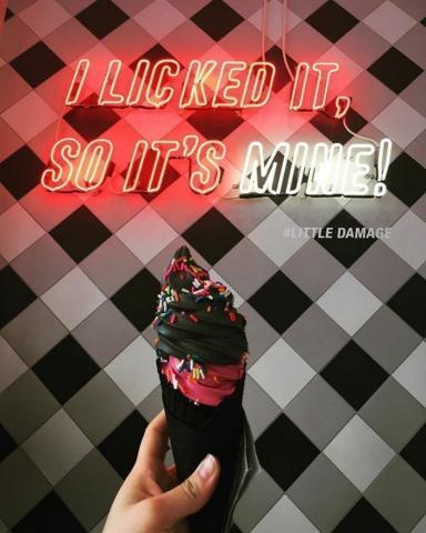 Μα συγγνώμη, όλοι τρώνε μαύρο παγωτό πλέον; Μα συγγνώμη, όλοι τρώνε μαύρο παγωτό πλέον;