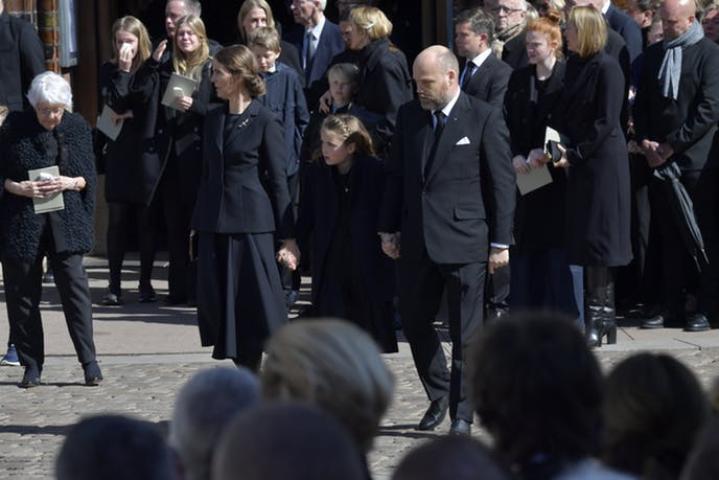 Σπαραγμός στην κηδεία των τριών παιδιών του ιδιοκτήτη του Asos 