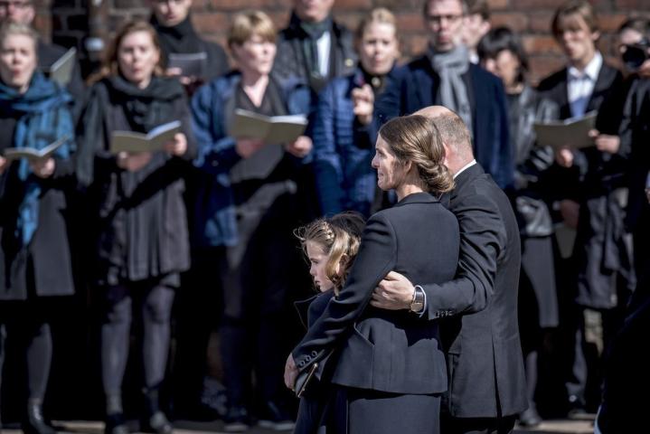 Σπαραγμός στην κηδεία των τριών παιδιών του ιδιοκτήτη του Asos 