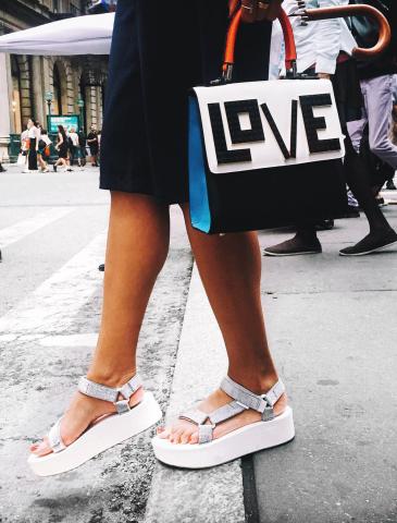 Δεν φαντάζεσαι ποια σανδάλια φοράνε οι πιο στιλάτες γυναίκες! Εσύ θα τα φόραγες;