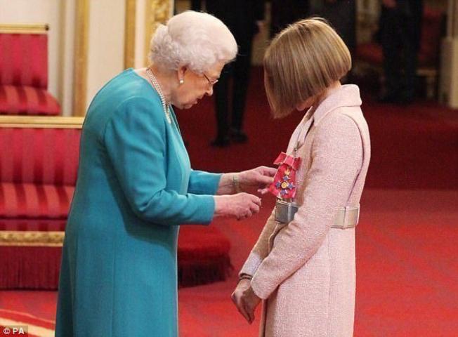 Anna Wintour: Τιμήθηκε από το παλάτι με τον τίτλο «Dame»