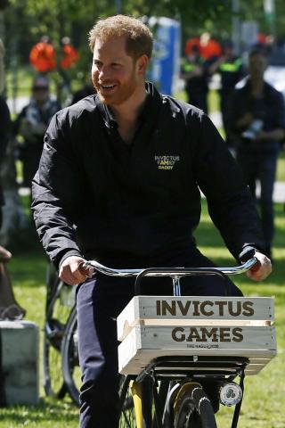 Φουλ χαζομπαμπάς ο Harry – Δείτε τι φόρεσε! Φουλ χαζομπαμπάς ο Harry – Δείτε τι φόρεσε!