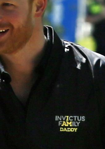 Φουλ χαζομπαμπάς ο Harry – Δείτε τι φόρεσε! Φουλ χαζομπαμπάς ο Harry – Δείτε τι φόρεσε!