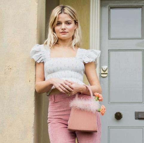 Milkmaid tops: Τα μπλουζάκια που έχουν κυριαρχήσει σε όλα τα καταστήματα