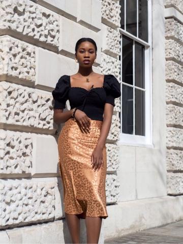 Milkmaid tops: Τα μπλουζάκια που έχουν κυριαρχήσει σε όλα τα καταστήματα