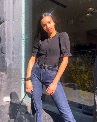 Milkmaid tops: Τα μπλουζάκια που έχουν κυριαρχήσει σε όλα τα καταστήματα