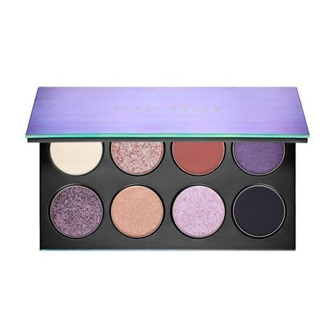 Αυτή είναι η «απρόσμενη»...σκιά ματιών που φοράνε όλες οι γυναίκες αυτή την άνοιξη! Αυτή είναι η «απρόσμενη»...σκιά ματιών που φοράνε όλες οι γυναίκες αυτή την άνοιξη!