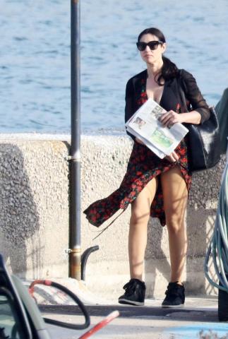 Φύσηξε και αποκαλύφθηκαν τα υπέροχα πόδια της Μπελούτσι Φύσηξε και αποκαλύφθηκαν τα υπέροχα πόδια της Μπελούτσι