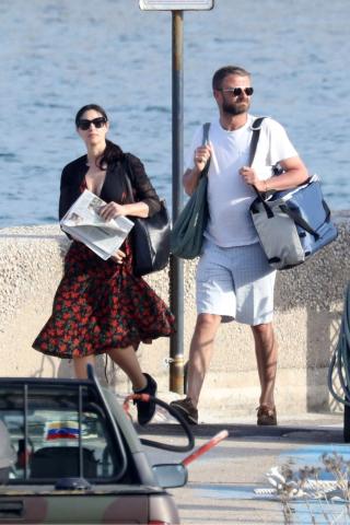 Φύσηξε και αποκαλύφθηκαν τα υπέροχα πόδια της Μπελούτσι Φύσηξε και αποκαλύφθηκαν τα υπέροχα πόδια της Μπελούτσι