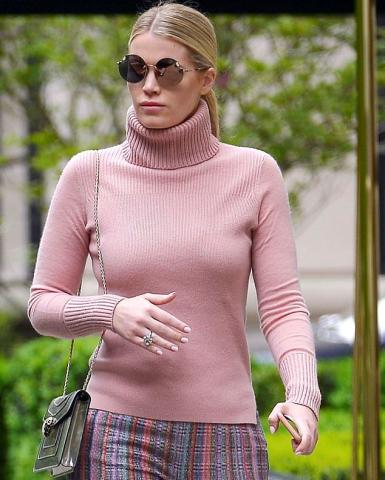 Η άτακτη 28χρονη ανιψιά της Diana με τον 60χρονο σύντροφό της Η άτακτη 28χρονη ανιψιά της Diana με τον 60χρονο σύντροφό της