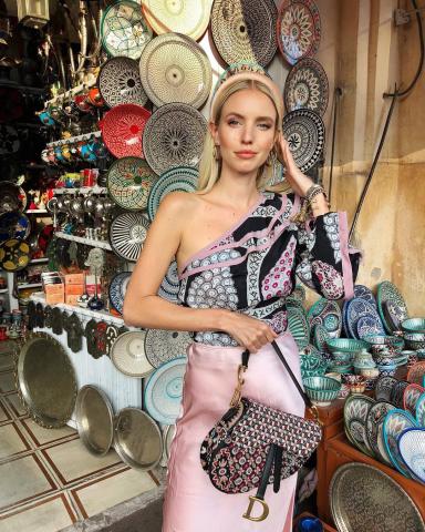 Slip skirt: Αυτή η φούστα θα σε κάνει να τρέξεις για ψώνια!